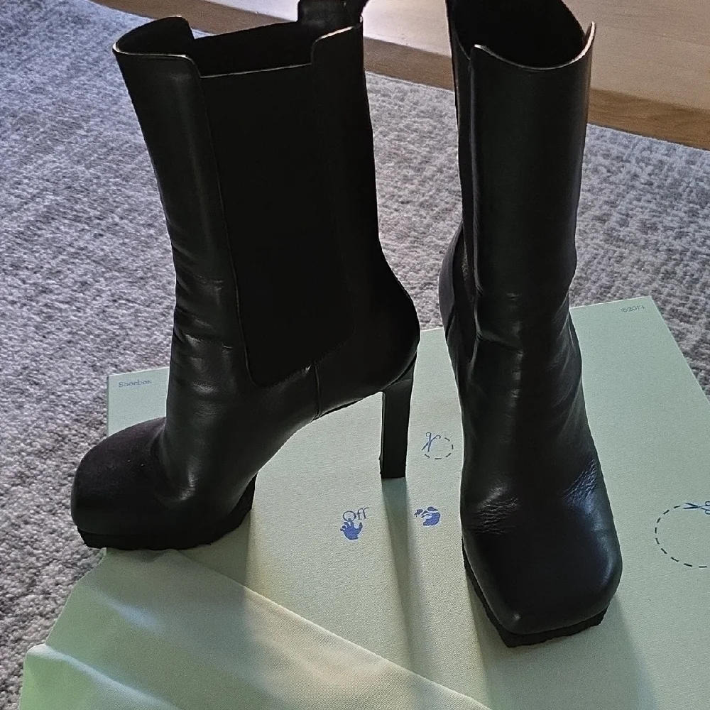 Off-White Black Heeled Boots with Modern Silhouette - Picture 6 of 8